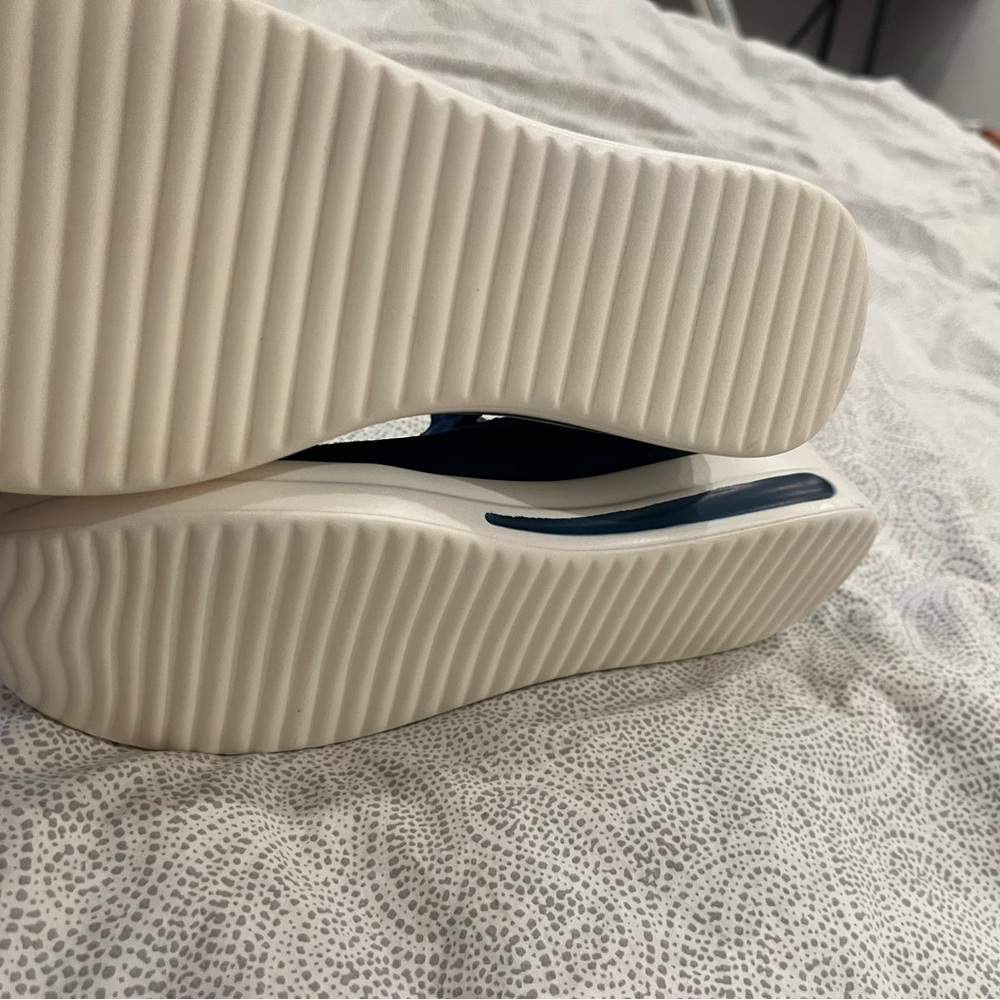 Shoes - Picture 5 of 6